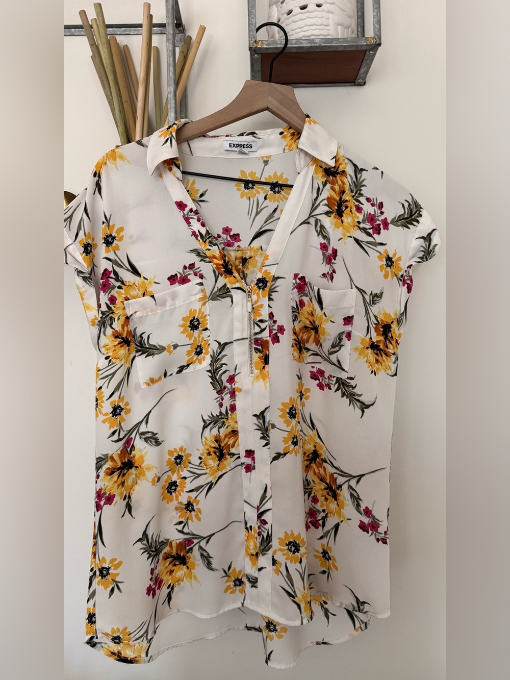 Express Portofino White Floral Button-Front Blouse with Yellow & Pink Blooms